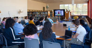 Christiny Miller helps students with Model UN research