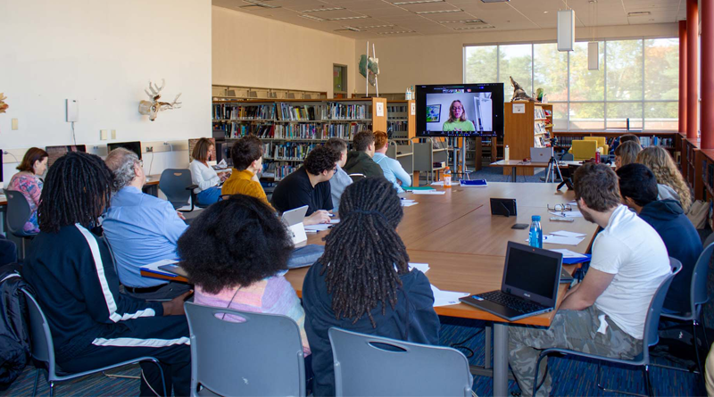 Christiny Miller helps students with Model UN research